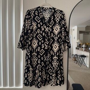 MLLE GABRIELLE Black & Cream Patterned V-Neck button down Cover all tunic Large